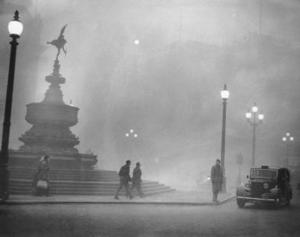 Heavy smog in Piccadilly Circus, London, December 1952. (Photo by Central Press/Hulton Archive/Getty Images)